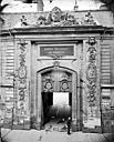 Dijon : Palais des Ducs et des Etats de Bourgogne (ancien) * Hôtel de Ville - Façade sur la rue de la Liberté : Portail d'entrée de la cour de Flore