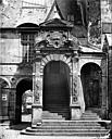 Dijon : Palais des Ducs et des Etats de Bourgogne (ancien) * Hôtel de Ville - Cour de Bar : Entrée de l'escalier de Bellegarde