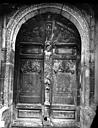 Dijon : Palais de Justice - Portail de la façade sur la place : Vantaux de porte en bois sculpté