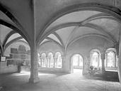 Charlieu : Abbaye Saint-Fortunat (ancienne)* église - Salle capitulaire : Vue intérieure vers le cloître