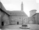 Charlieu : Abbaye Saint-Fortunat (ancienne)* église - Cour du prieuré : Façade sud de la chapelle de l'Assomption. Donjon de l'ancienne enceinte de l'abbaye