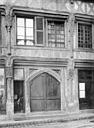 Brou : Maison du 15ème siècle - Façade sur rue : Porte d'entrée et fenêtres du 1er étage