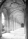 Caen : Abbaye aux Hommes (ancienne) - Cloître : Vue intérieure d'une galerie