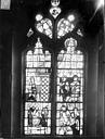 Saint-Martin-d'Estréaux : Eglise Saint-Martin - Vitrail du transept sud : Adoration des mages, Crucifixion, saint Jean-Baptiste, saint Jacques, et donateurs avec leurs saints patrons