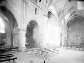 Lachalade : Abbaye cistercienne (ancienne) - Eglise : Vue intérieure du transept, vers le sud-est