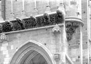 Dijon : Eglise Notre-Dame - Façade ouest : Frise sculptée entre le porche et la galerie d'arcatures