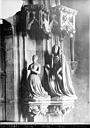 Dijon : Chartreuse de Champmol (ancienne) - Portail de l'ancienne église. Statue du piédroit droit : Marguerite de Flandres à genoux présentée par sainte Catherine