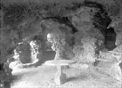 Juvisy-sur-Orge : Terrasse et grotte de rocaille - Vue intérieure d'une grotte : Rotonde
