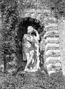 Juvisy-sur-Orge : Terrasse et grotte de rocaille - Statue située dans une niche de la terrasse : Hercule