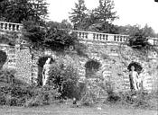 Juvisy-sur-Orge : Terrasse et grotte de rocaille - Partie centrale de la terrasse : Niches abritant des statues