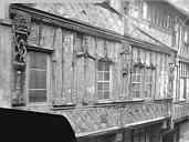 Lisieux : Maison François 1er dite maison de la Salamandre - Façade sur rue : 1er étage