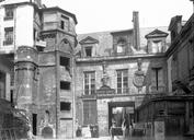 Paris : Hôtel des Prévôts - Façade sur la cour et tourelle d'escalier