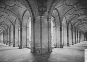Caen : Abbaye aux Hommes (ancienne) - Cloître, intérieur des galeries, vue d'angle
