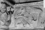 Loches : Collégiale Saint-Ours (ancienne) - Porche, détail de sculpture, le fauconnier