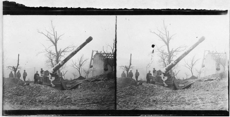 Pice de marine (canon) de 164,7 mm de calibre, installe dans les ruines du village