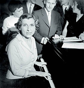 La chanteuse Mireille au piano dans les années 50