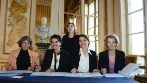 Aurélie Filippetti et Najat Vallaud-Belkacem. Signature charte parité cinéma.