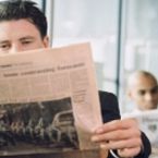 Homme consultant un journal