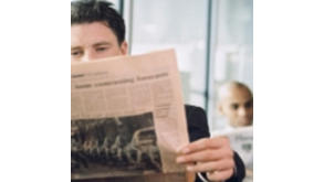 Homme consultant un journal