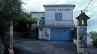 Ecole Freinet - Vence, entrée de l'école et ancien bâtiment de la CEL