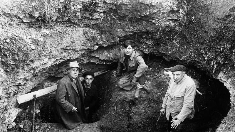 Entrée de la grotte partiellement déblayée. De gauche à droite, Léon Laval, Marcel Ravidat, Jacques Marsal et l'abbé Breuil.