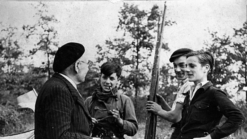 Léon Laval et trois des inventeurs (Jacques Marsal, Marcel Ravidat et Georges Agniel) devant leur campement établi à l'entrée de la grotte pour en assurer le gardiennage