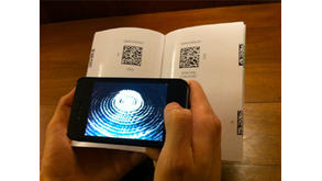 Une collection de carnets qui propose une exposition d\u0027art numérique accessible sur téléphone mobile via la technologie du QR code.