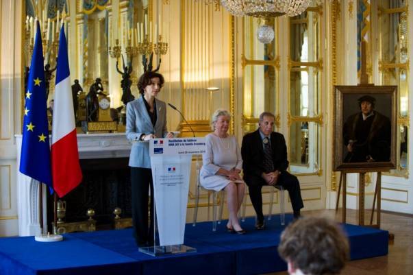 Audrey Azoulay, ministre de la Culture et de la Communication prononce un discours, aux côtés des ayants droit d'Hertha et Henry Bromberg