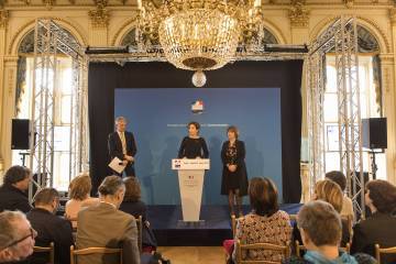 Audrey Azoulay, ministre de la Culture et de la Communication, a signé aujourd’hui avec Didier Fusillier, Président de l’Etablissement public du Parc et de la Grande Halle de la Villette, une convention de déploiement des Micro-Folies dans une dizaine de villes éloignées de la culture ou présentant des enjeux de développement importants