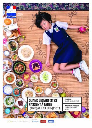 Une jeune fille avec de la nourriture en face d'elle