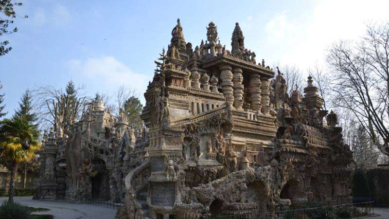 Hauterives (26) Domaine du palais idéal du Facteur Cheval poursuite des travaux restauration de la terrasse, du belvédère, de la galerie.