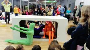 Les danseurs investissent la bilbliothèque Marguerite Yourcenar à Lyon lors de la Nuit de la lecture 2018 -
