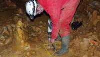 Carottage dans le plancher stalagmitique à l'intérieur de l’une des structures