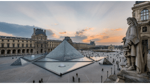 Vue sur la Pyramide du Palais du Louvre au couchant