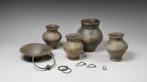Torque, bracelets, fibules, anneau et vases, Les Grandes-Loges, "Les Mortes vaches" (Marne), IVe siècle avant notre ère. Musée du Vin de Champagne et d’Archéologie régionale de la Ville d'Epernay