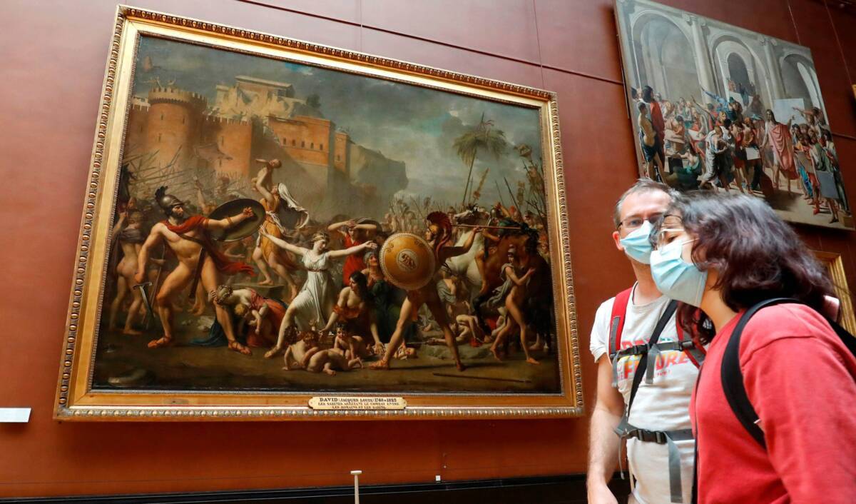 Le 6 juillet, le musée du Louvre a rouvert ses portes. Ici, deux visiteurs devant le célèbre tableau de David, "L'enlèvement des Sabines" © François Guillot / AFP