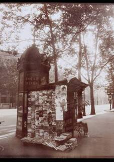 Eugène Atget (1857-1927). À l’angle du boulevard de la Madeleine, 8 juin 1925