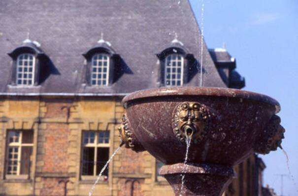 Place Ducale à Charleville-Mézières - Fontaine - Détail © UDAP des Ardennes - DRAC Grand Est