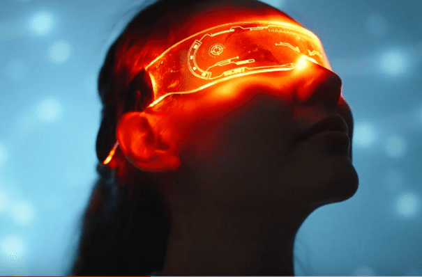 Une jeunne femme porte des lunettes numériques