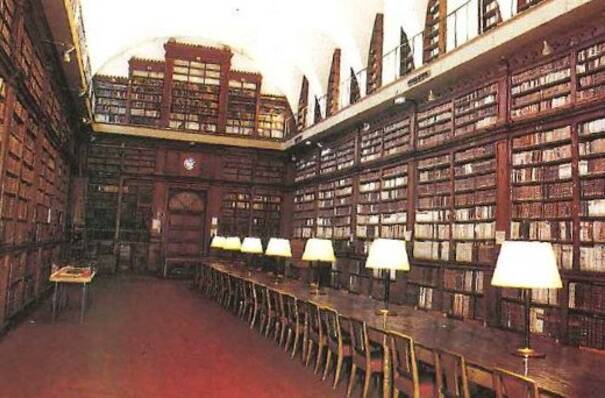 Vue de la salle ancienne de la bibliothèque d'Ajaccio