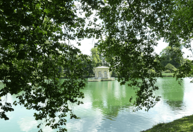 Vue sur le pavillon de l'étang des Carpes, Domaine national du Château de Fontaineableau, Seine-et-Marne