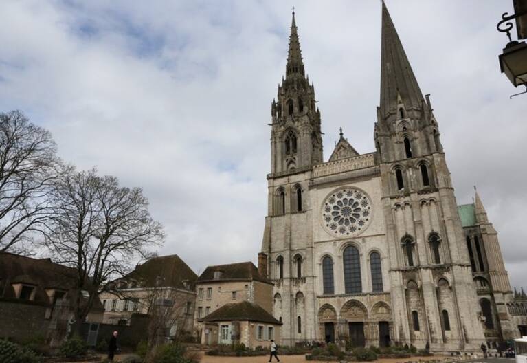 visuel cathédrale de Chartres vue plan large