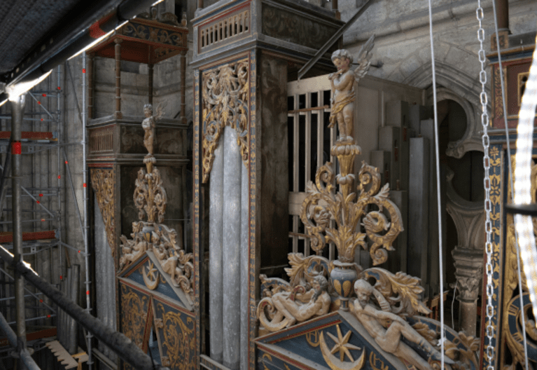 Vue, depuis l'échafaudage, des parties huates de l'orgue de la cathédrale d'Amiens
