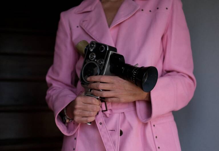 CAMERA-SUPER8-ET-FEMME-IMPERMEABLE-ROSE-LAURENT-FERRIERE-HANS-LUCAS-VIA-AFP.jpg