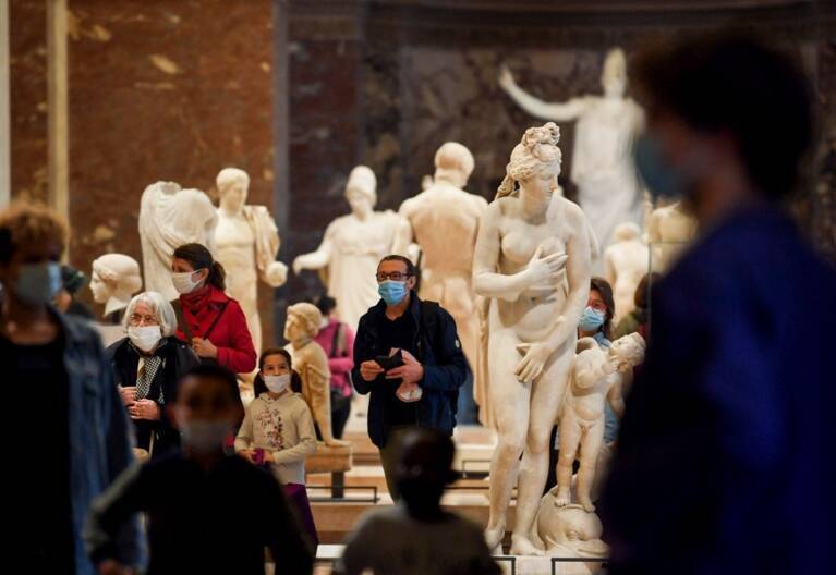 Louvre-visiteurs-masques-covid-statue.jpg