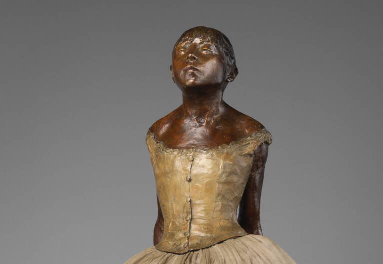 Degas, « Petite danseuse de quatorze ans » (détail), bronze partiellement teinté, coton, soie, 97.8 x 43.8 x 36.5 cm, New York, The Metropolitan Museum of Art)