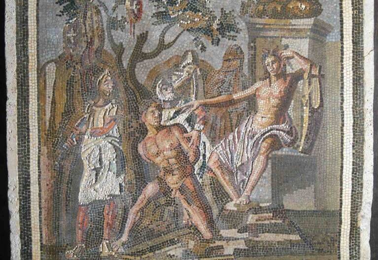 Emblema de mosaïque : Apollon et Marsyas, découvert à Marseillan en 2003, marbre, calcaire, verre, faïence, 1er siècle, Agde, Musée de l'Ephèbe © DUCOURAU Bertrand