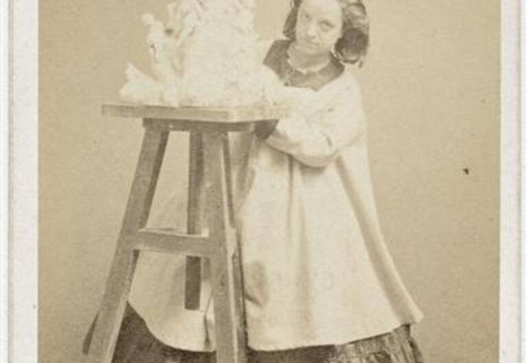 Etienne Carjat, Portrait d'Hélène Bertaux travaillant sur la maquette de la fontaine Léon Herbet pour la ville d'Amiens, 1863, © Réunion des musées nationaux