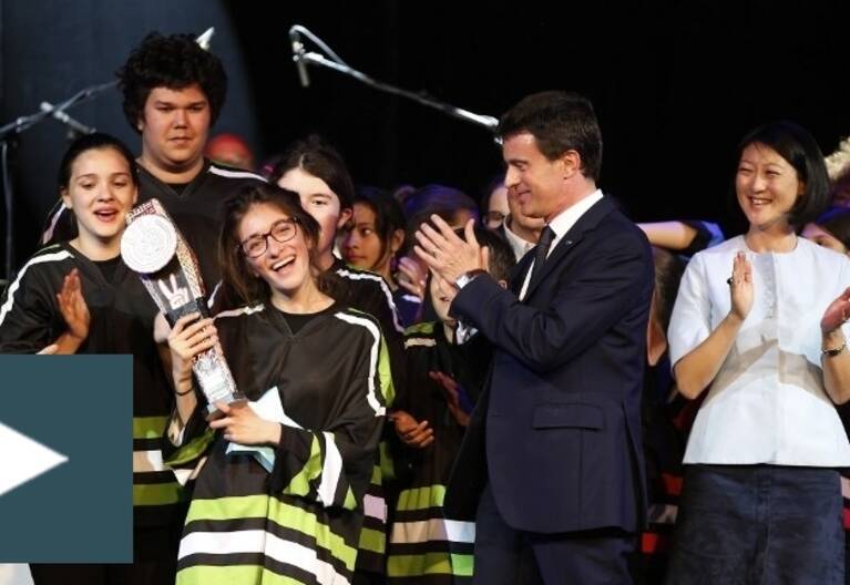Le 18 mai 2015, Manuel Valls et Fleur Pellerin applaudissent la lauréate d'un concours d'improvisation