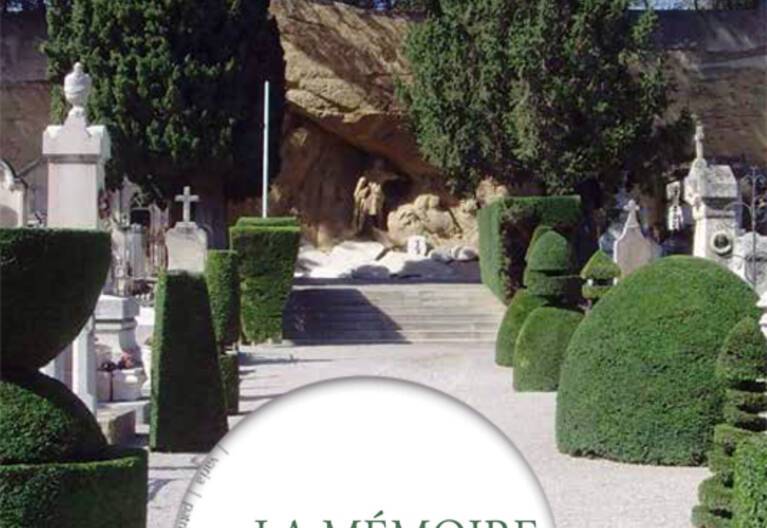 Cimetière de Salon-de-Provence, vue générale du monument aux morts